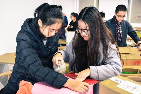 jbo竞博·体育中国学生用快递盒打造“别墅”